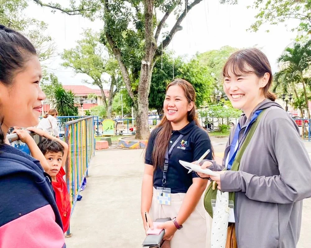 屋外で交流する女性と子供
