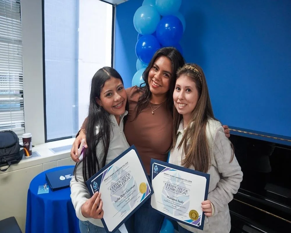 修了証書を受け取る学生