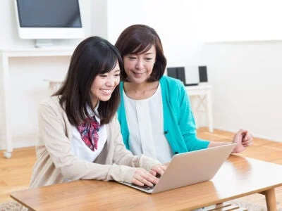 親子でPCを見ている様子