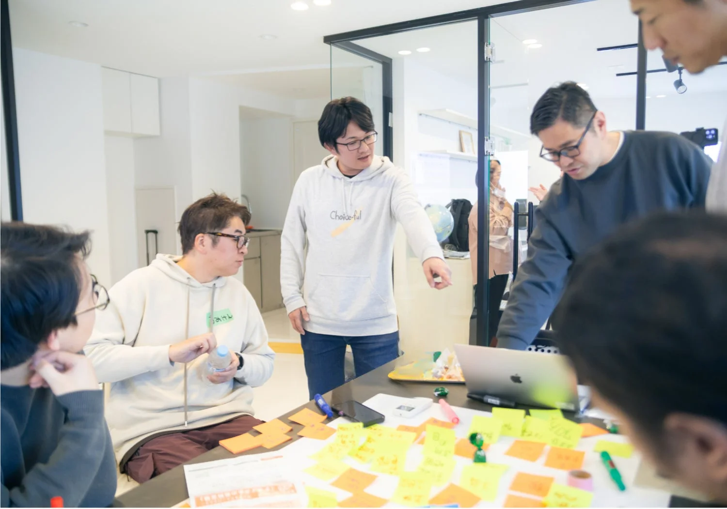 テーブルを囲んで議論する参加者たち