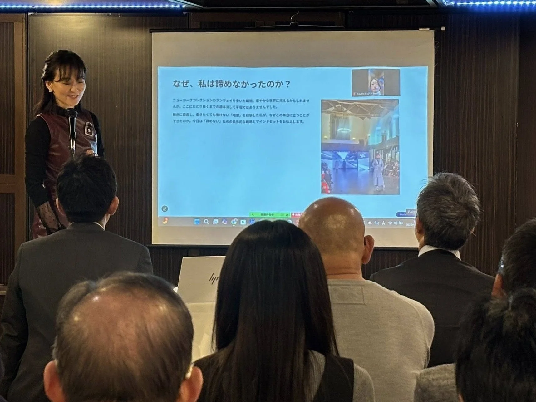 ニューヨークコレクションのランウェイを歩いた経験を語る女性講師