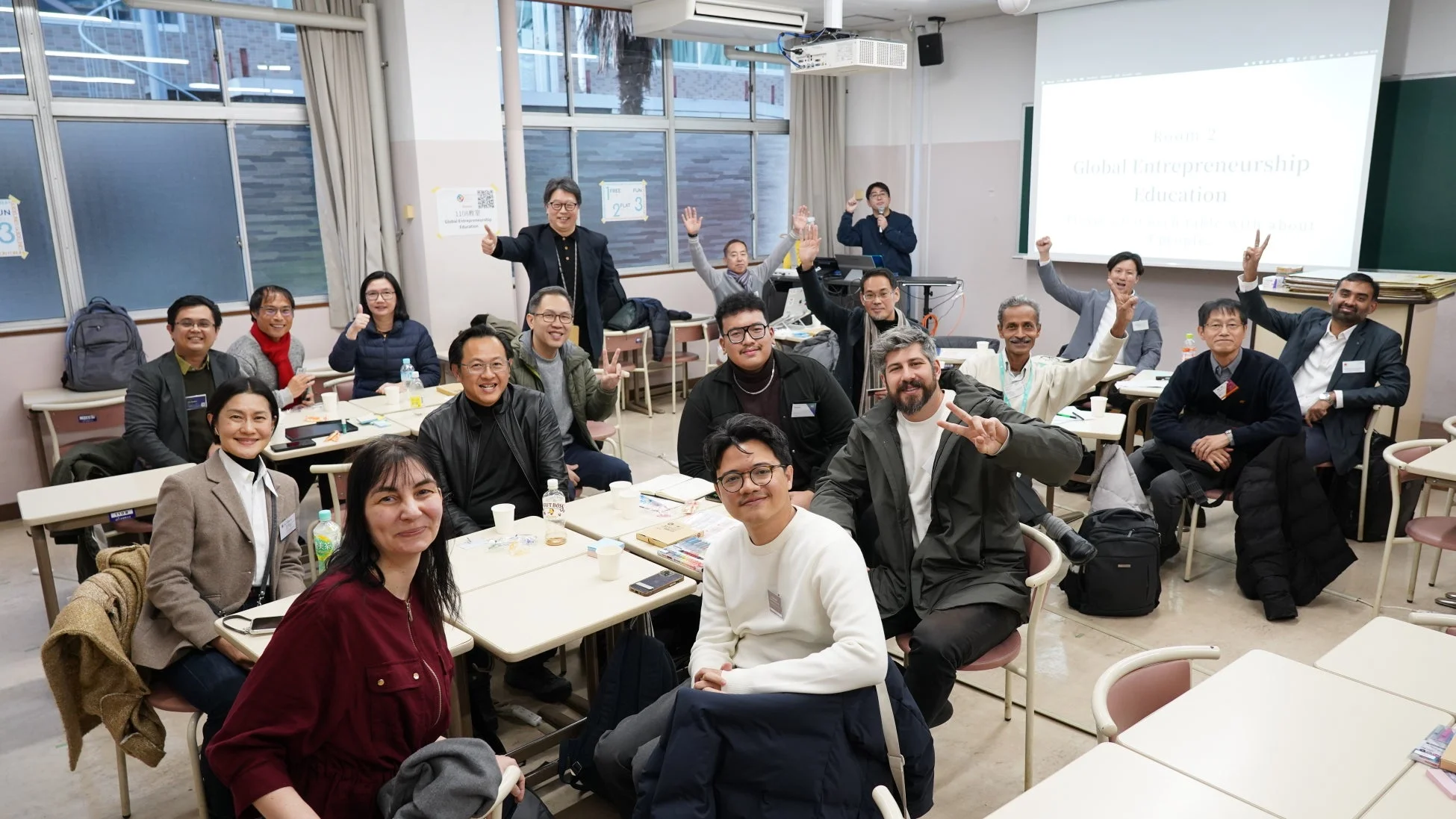 多様な参加者が集まる教室で、起業家教育のセミナーが開催されている様子