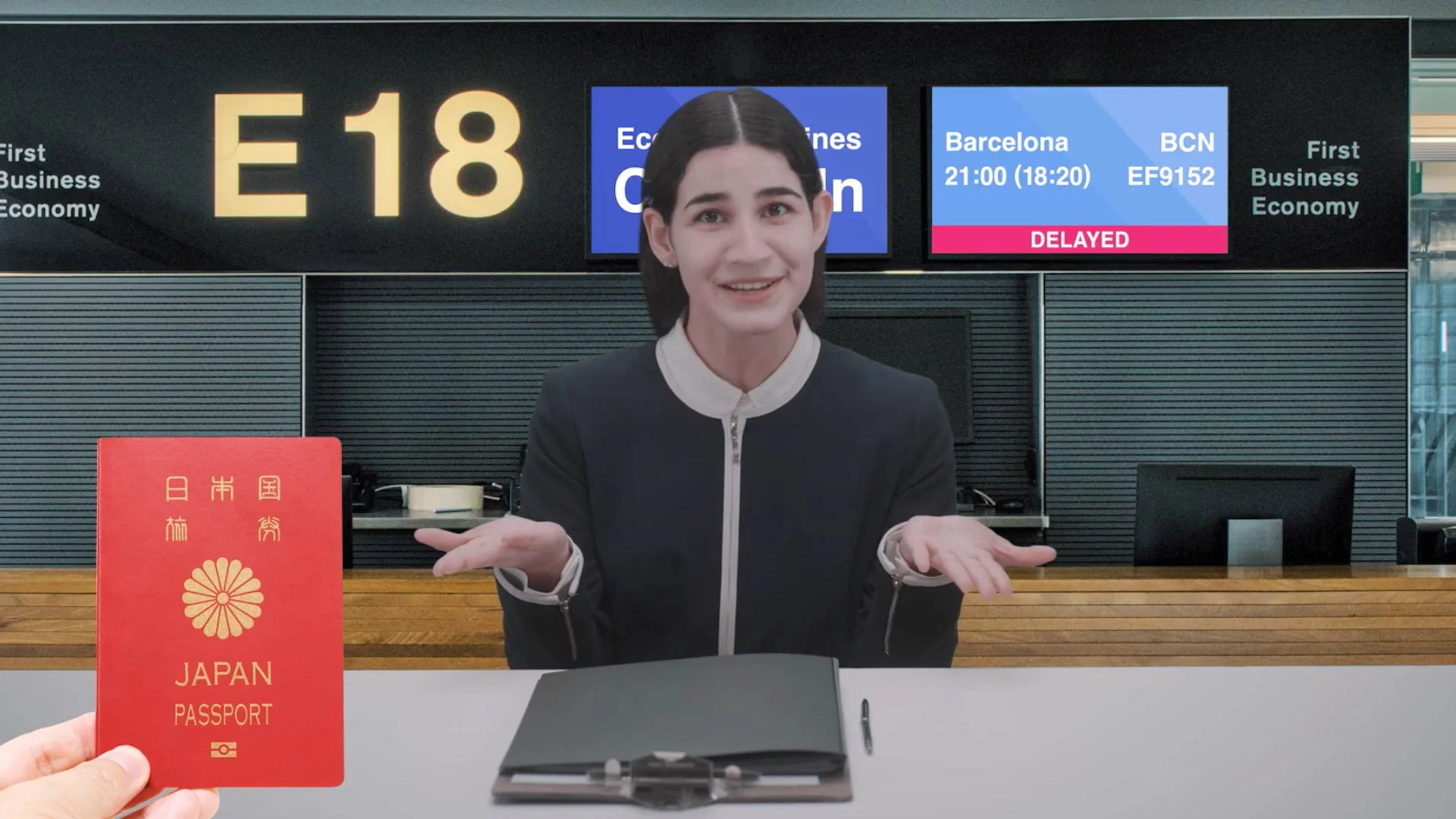 空港のゲートで日本のパスポートを持つ手が写り、フライト情報には遅延が示されている