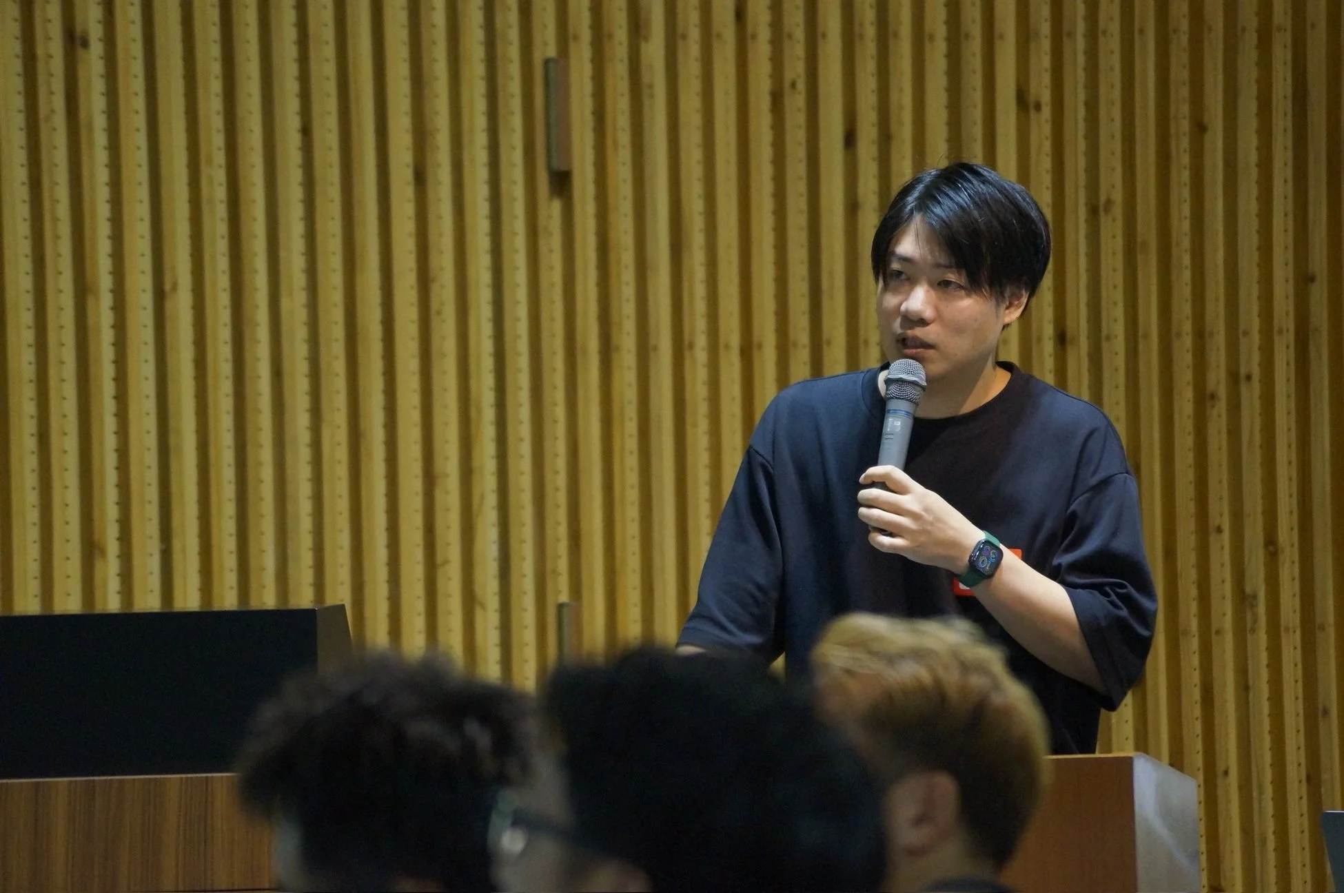 スピーチをする男性