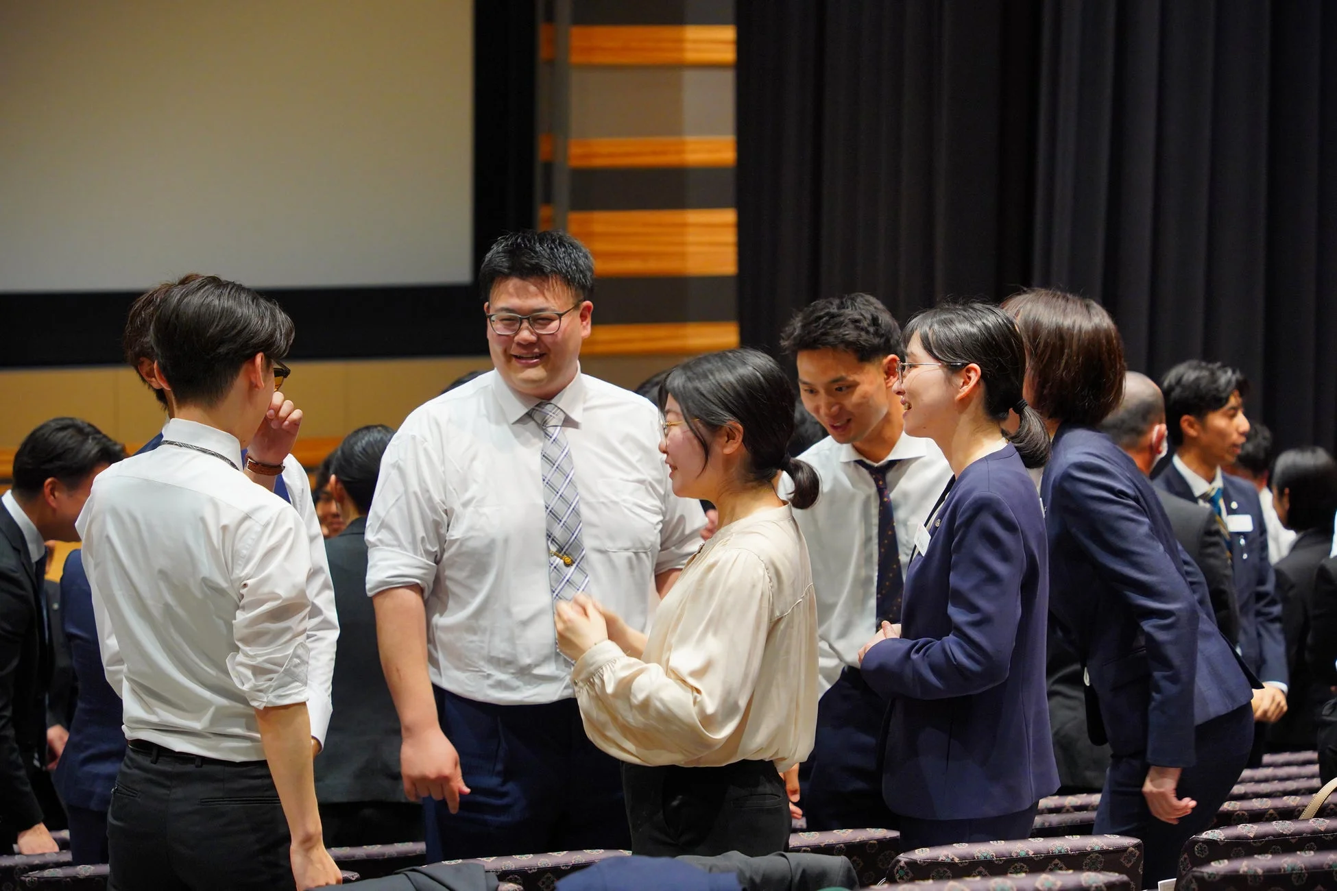 談笑する新入社員たち