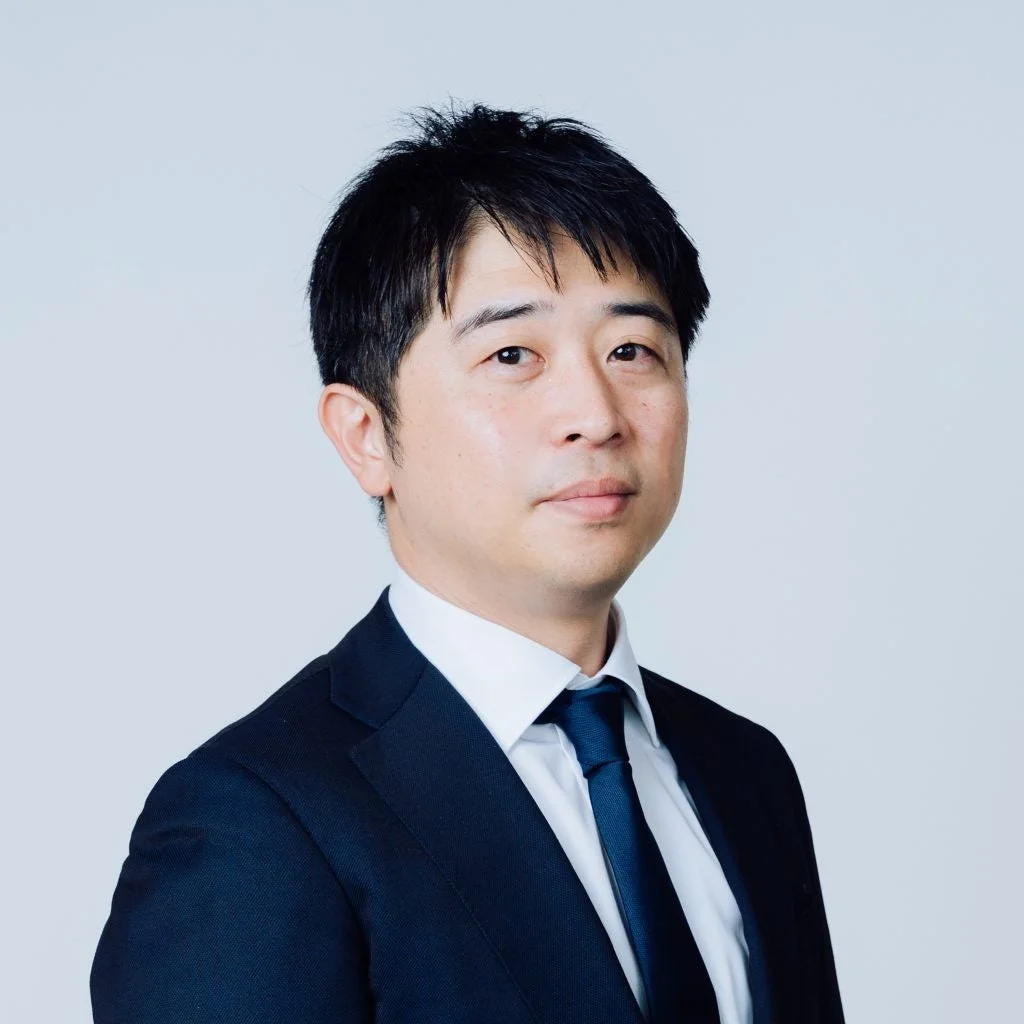 男性,ビジネスマン,スーツ,ネクタイ,ポートレート,アジア人,白背景,真面目,プロフェッショナル,上半身