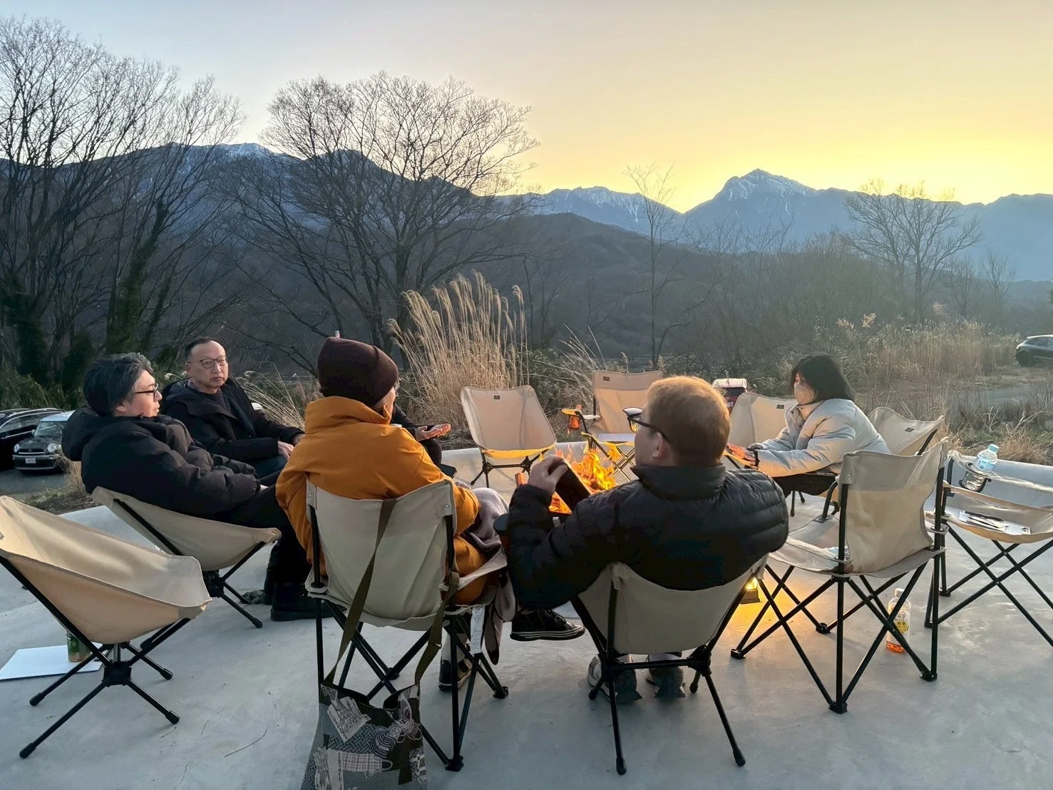 焚き火を囲むグループ