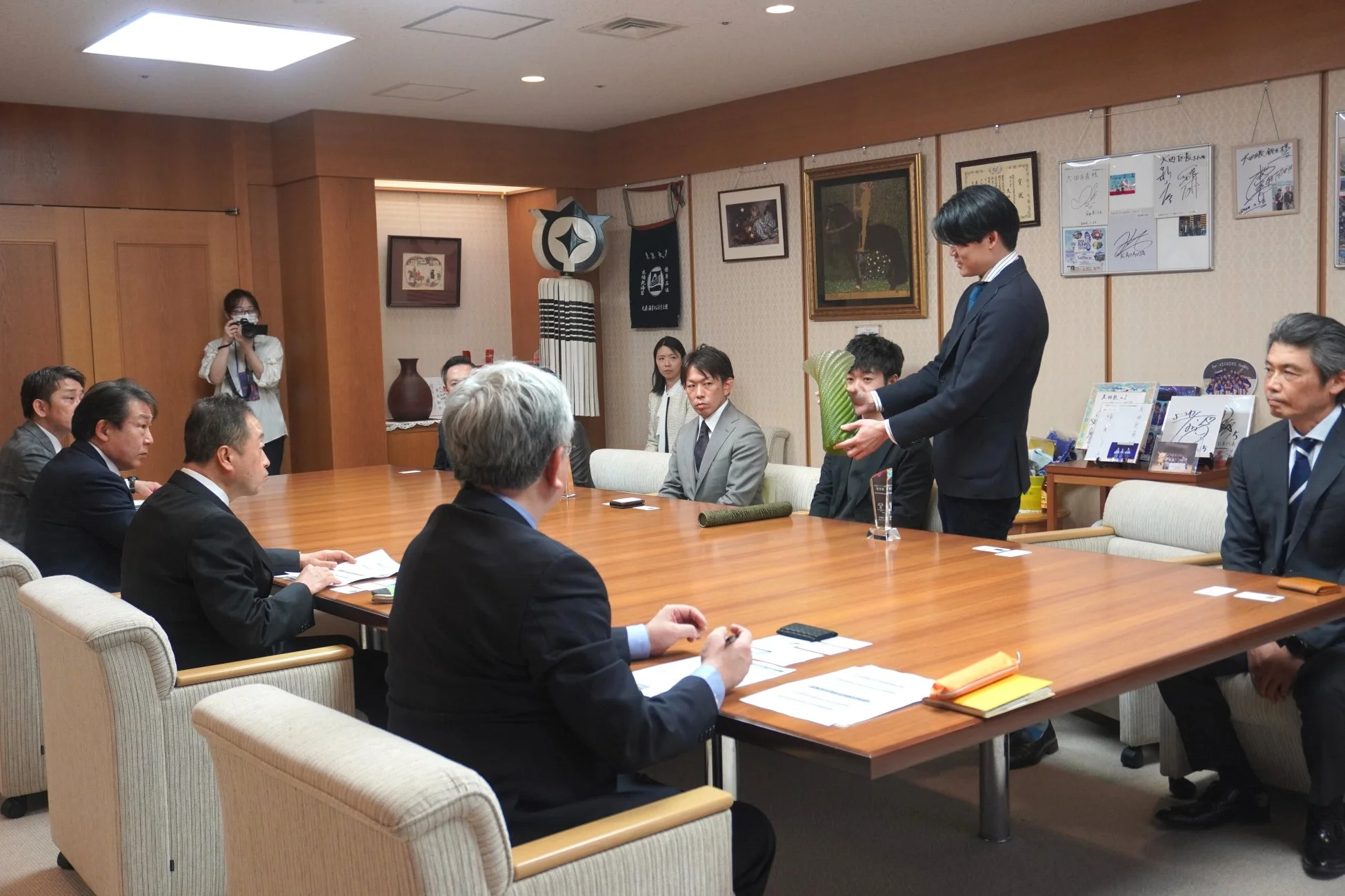 大田区長と緑のオブジェ