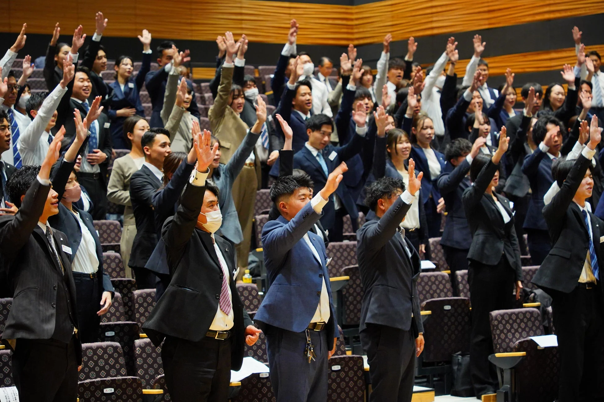 手を挙げて参加する新入社員たち