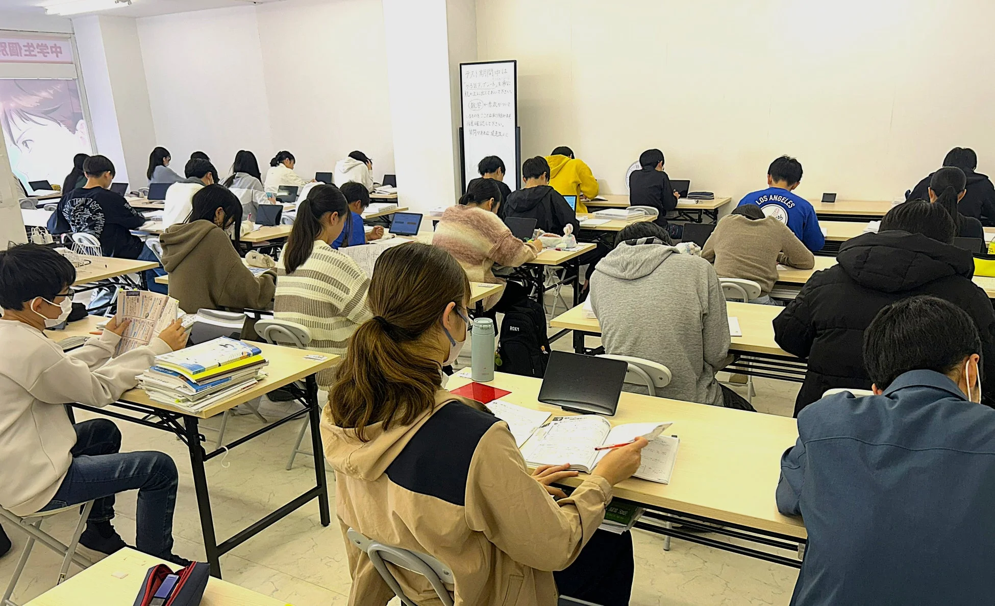 学生が自習している教室