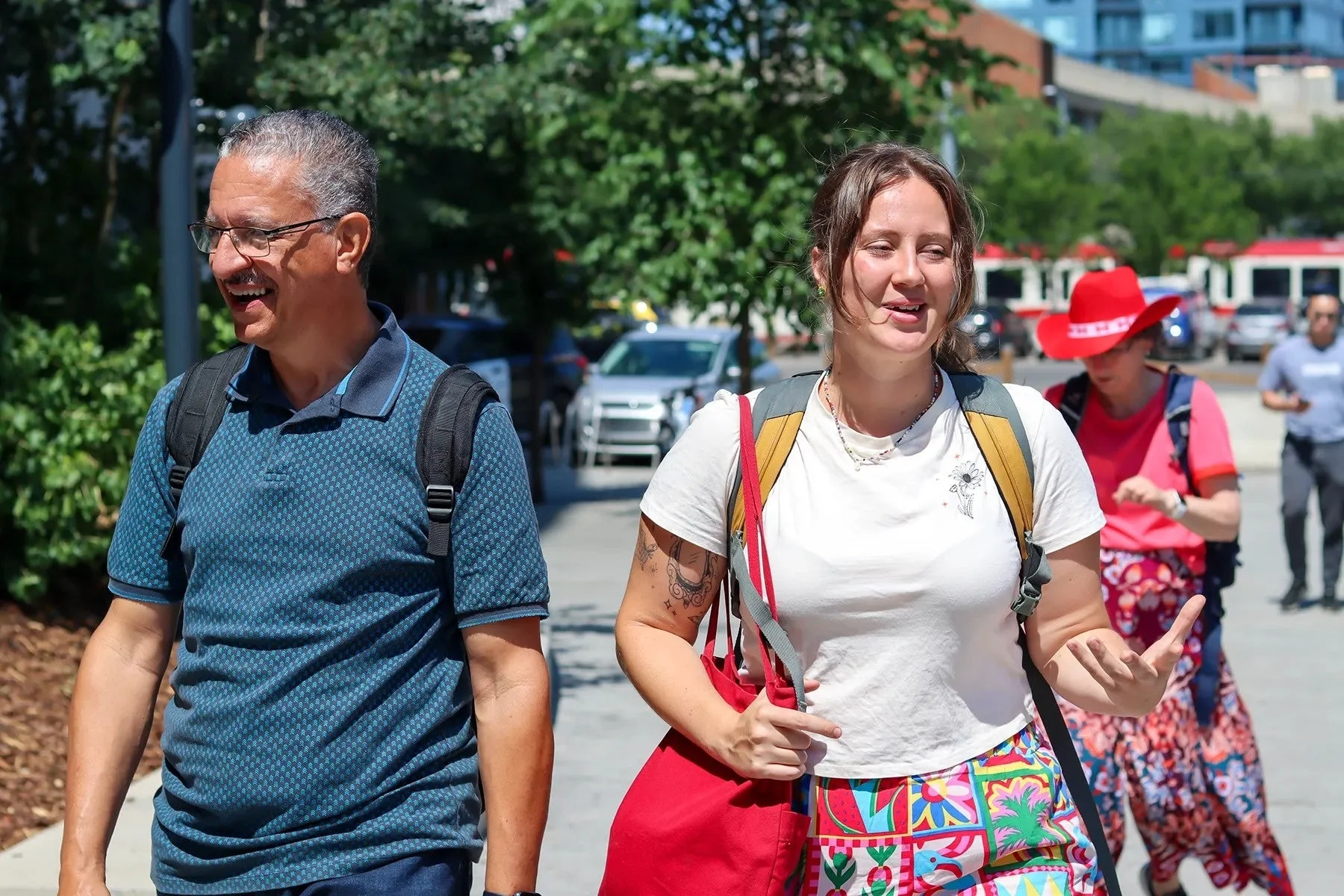 人々が街中を散歩している様子