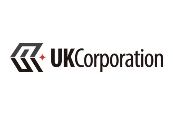 白い背景に「UK Corporation」という黒い文字と、その左に黒と赤の幾何学的なロゴマークが配置されています