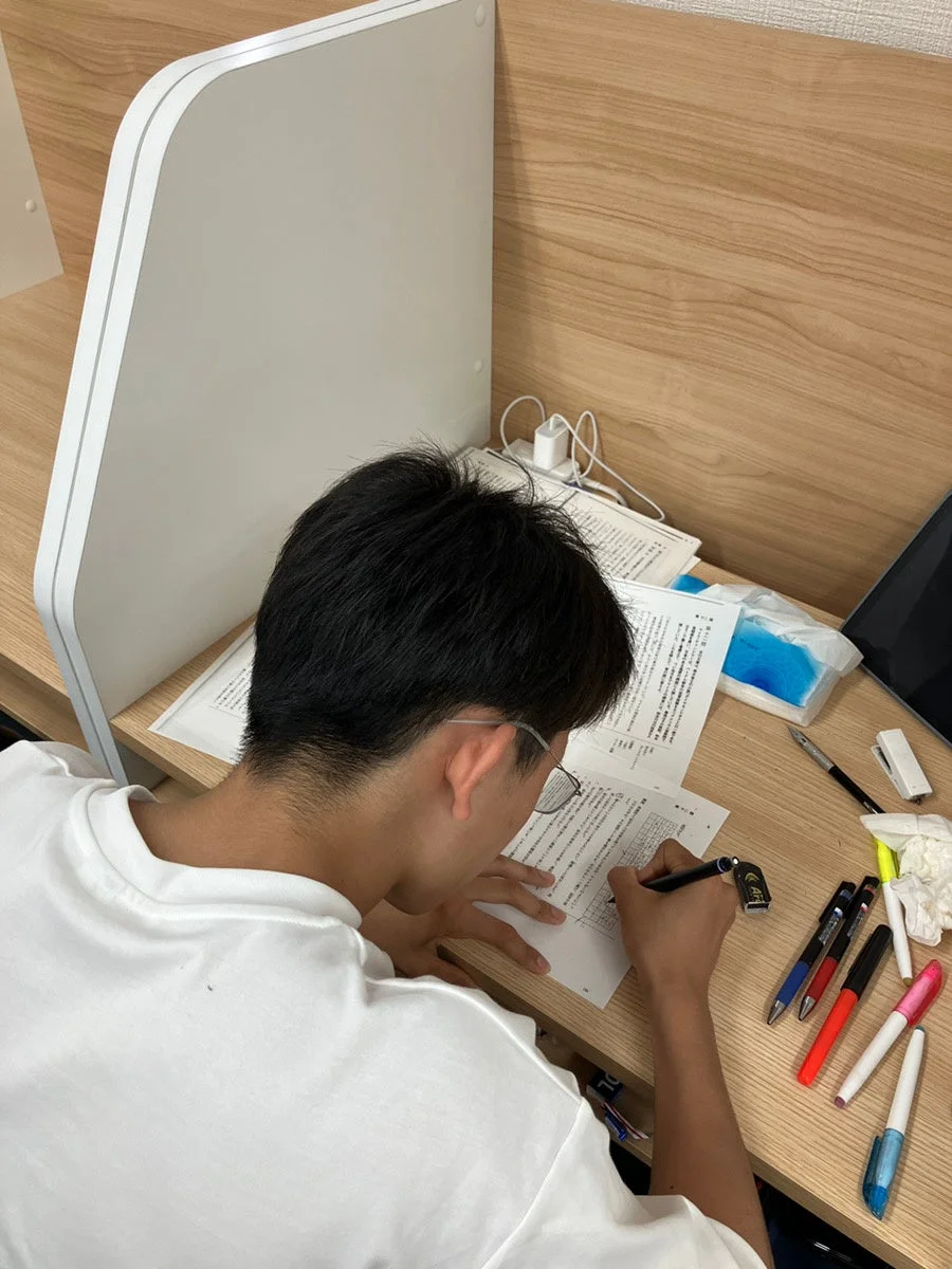 学習ブースで集中する学生