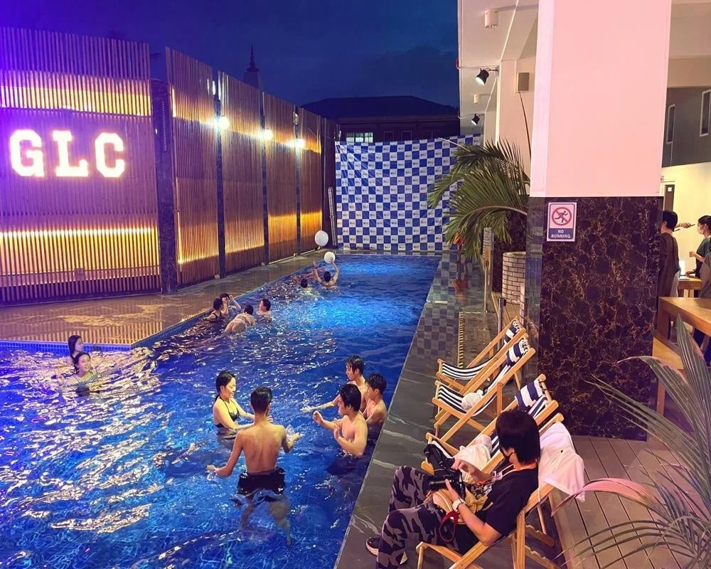 GLCの夜のプールアクティビティ