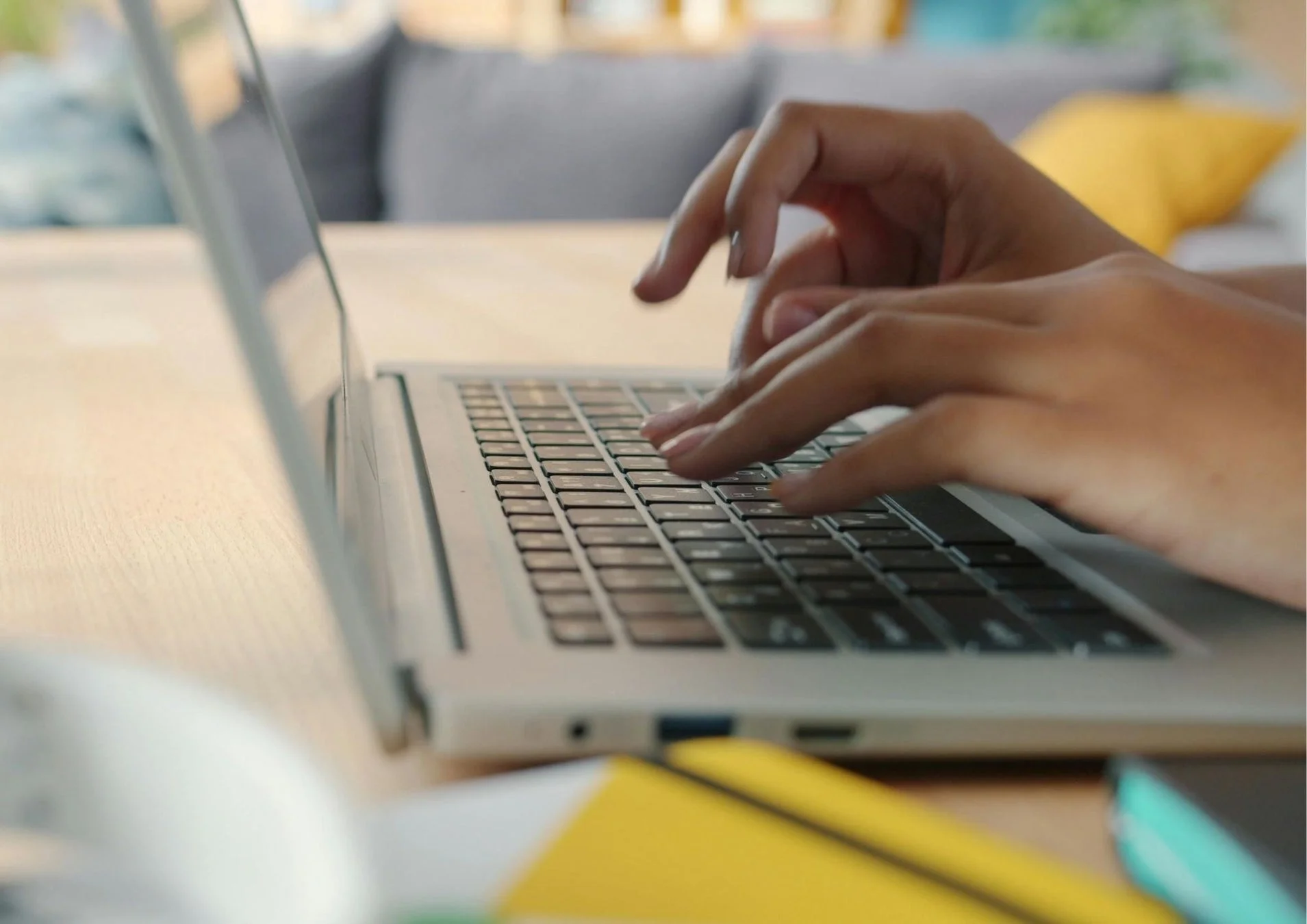 ノートパソコンで作業する手元