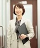 笑顔でファイルを持つ女性