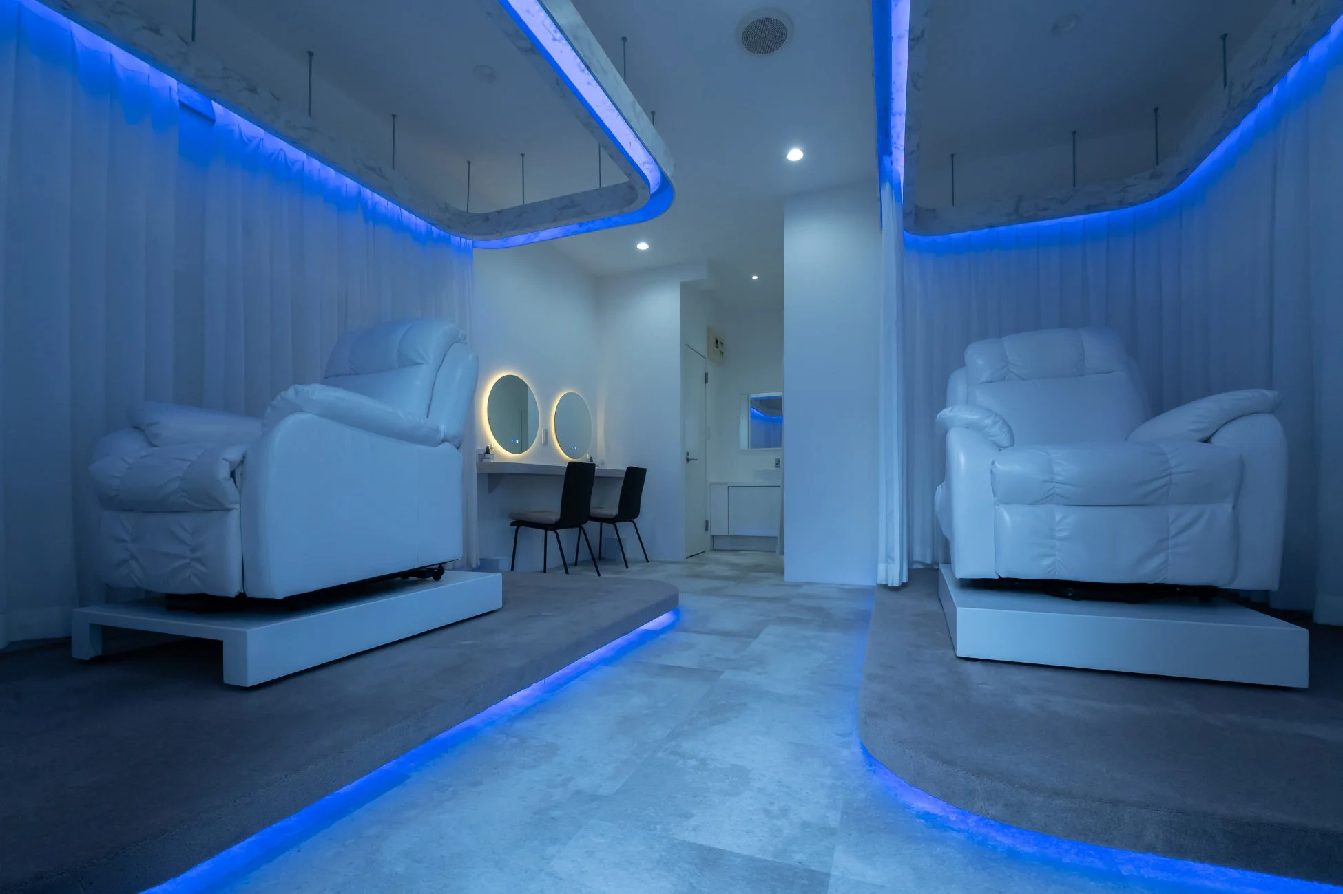 モダンで清潔感のある室内空間