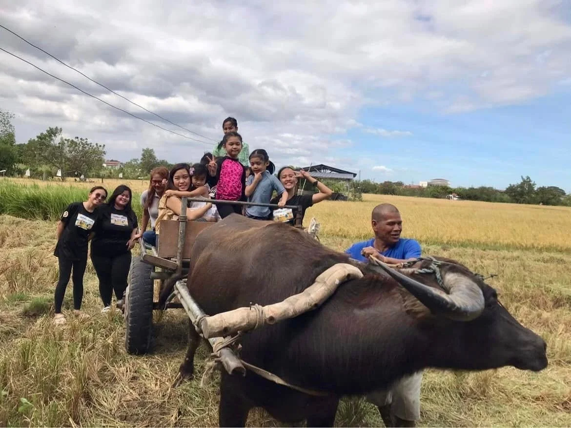 水牛に乗る人々