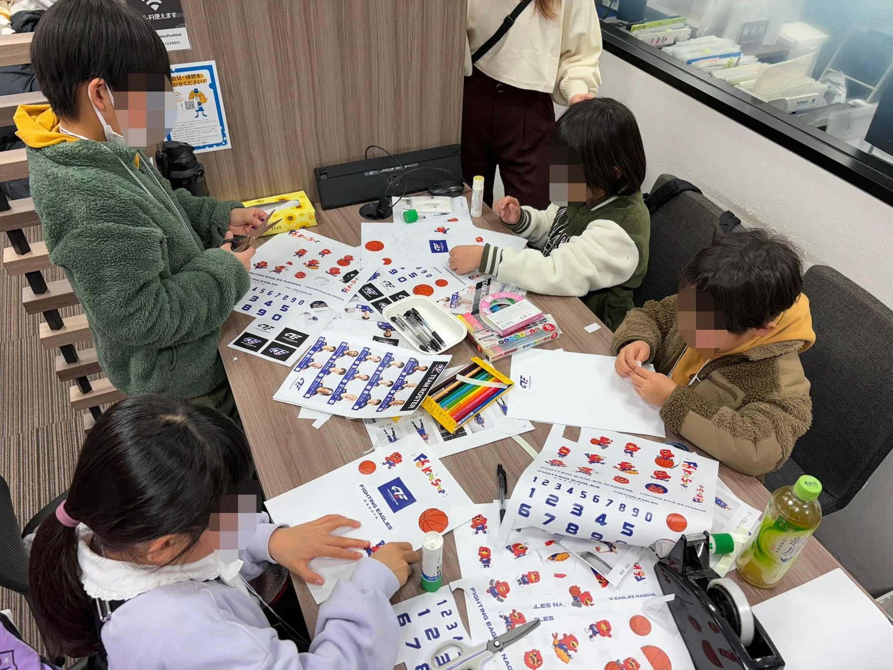 子どもたちの工作風景