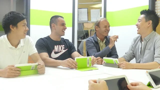 笑顔で談笑するビジネス関係者