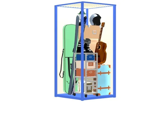 スキー板、スキーブーツ、ヘルメット、ギター、スーツケース、収納ボックスなど、様々な趣味や旅行用品が効率的に収納されている様子