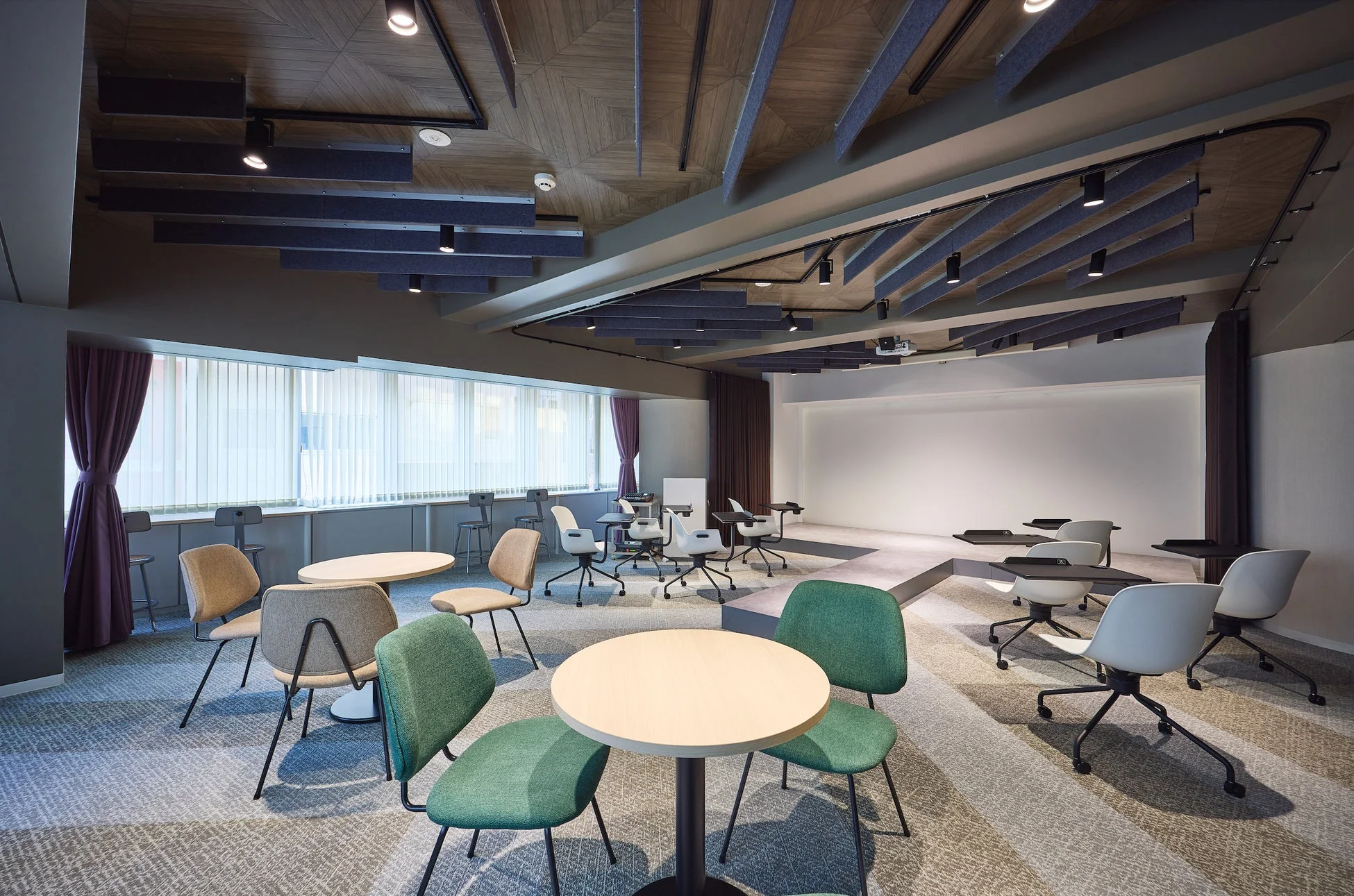 モダンなデザインの会議室またはコラボレーションスペースの全景