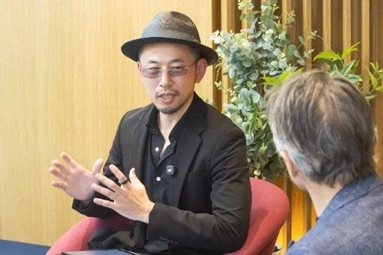 対談中のジェレミー氏