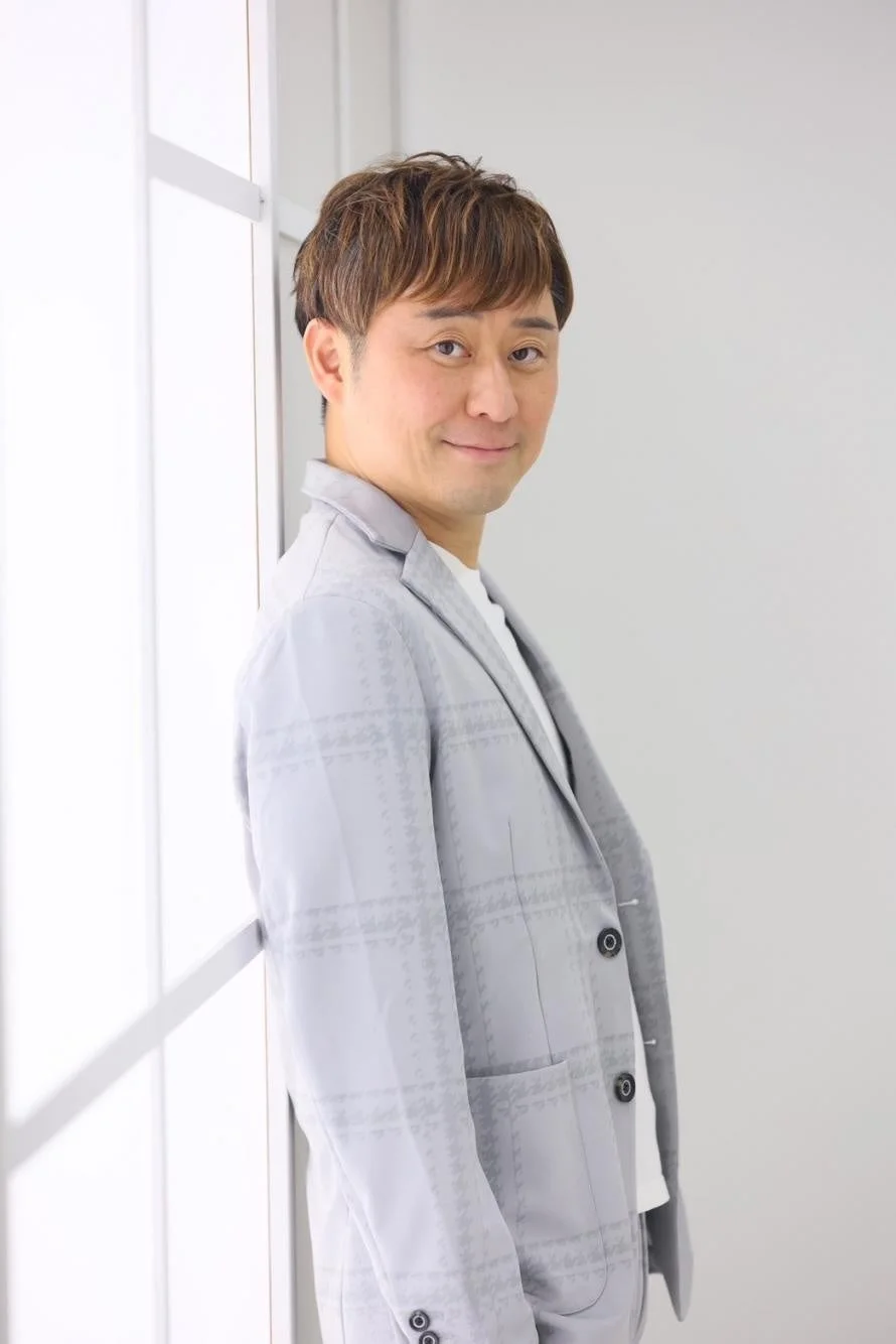 ライトグレーのカジュアルなスーツを着た男性のポートレート