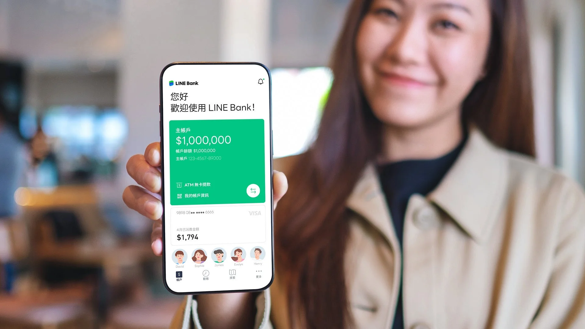LINE Bankのモバイルバンキングアプリを表示する女性