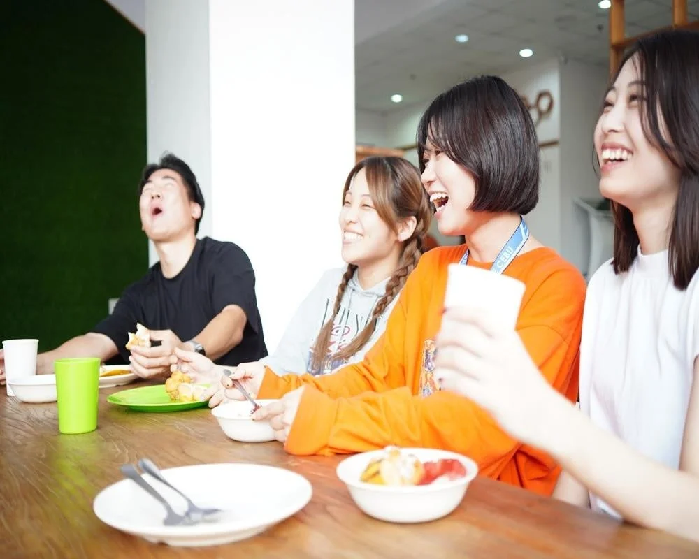 GLCで食事を楽しむ学生たち