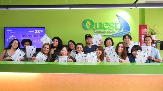 修了証書を手に笑顔の学生たち