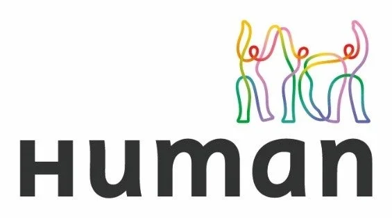 「HUMAN」という単語と、カラフルな線で描かれた抽象的な人々のつながりを表現したイラストが特徴的なロゴマークです。多様性と協調性を象徴しています。