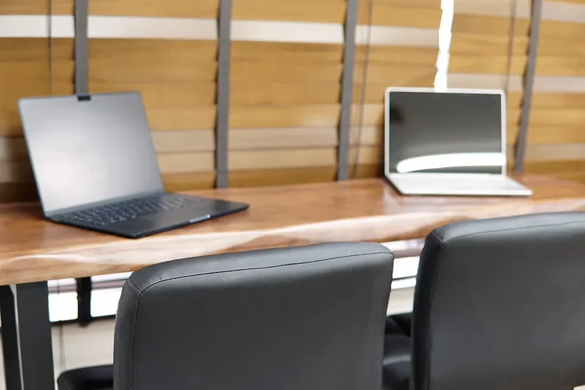 木製デスクとPC2台