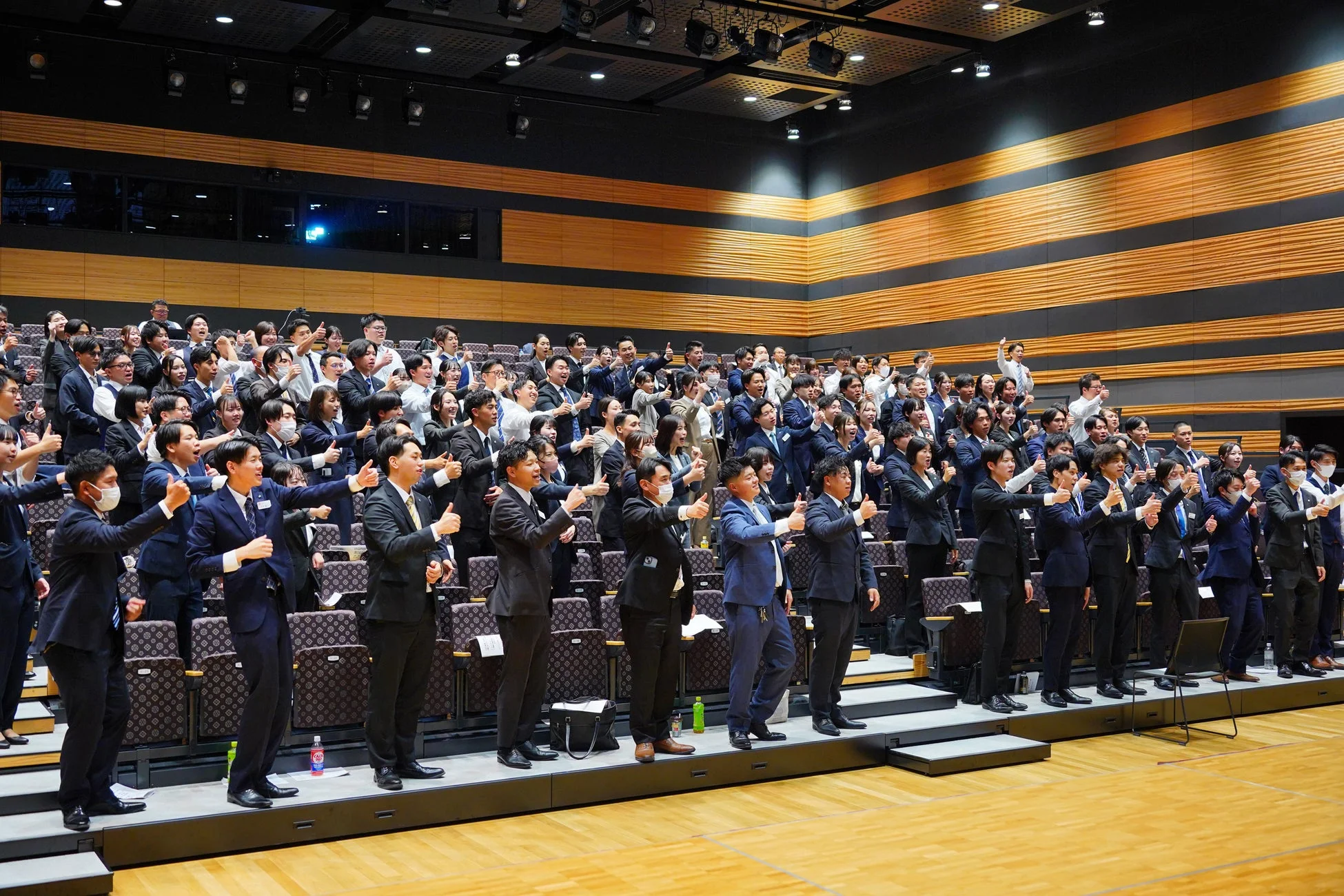 Thumbs Upのポーズをとる参加者