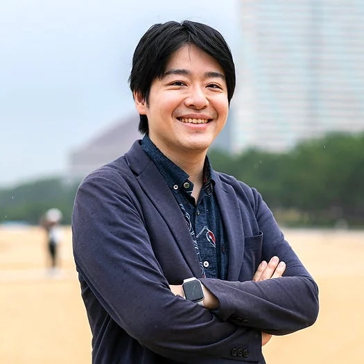 腕組みをして笑顔の武内一矢氏