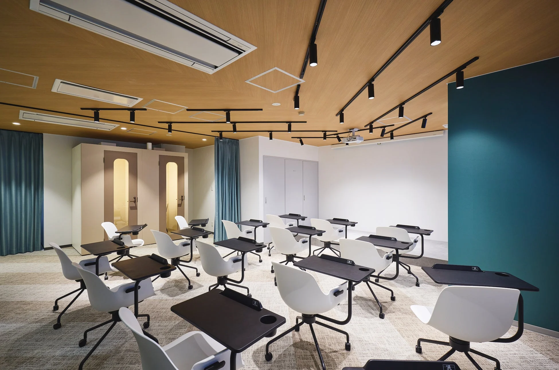 モダンなデザインの教室またはセミナー室の全景