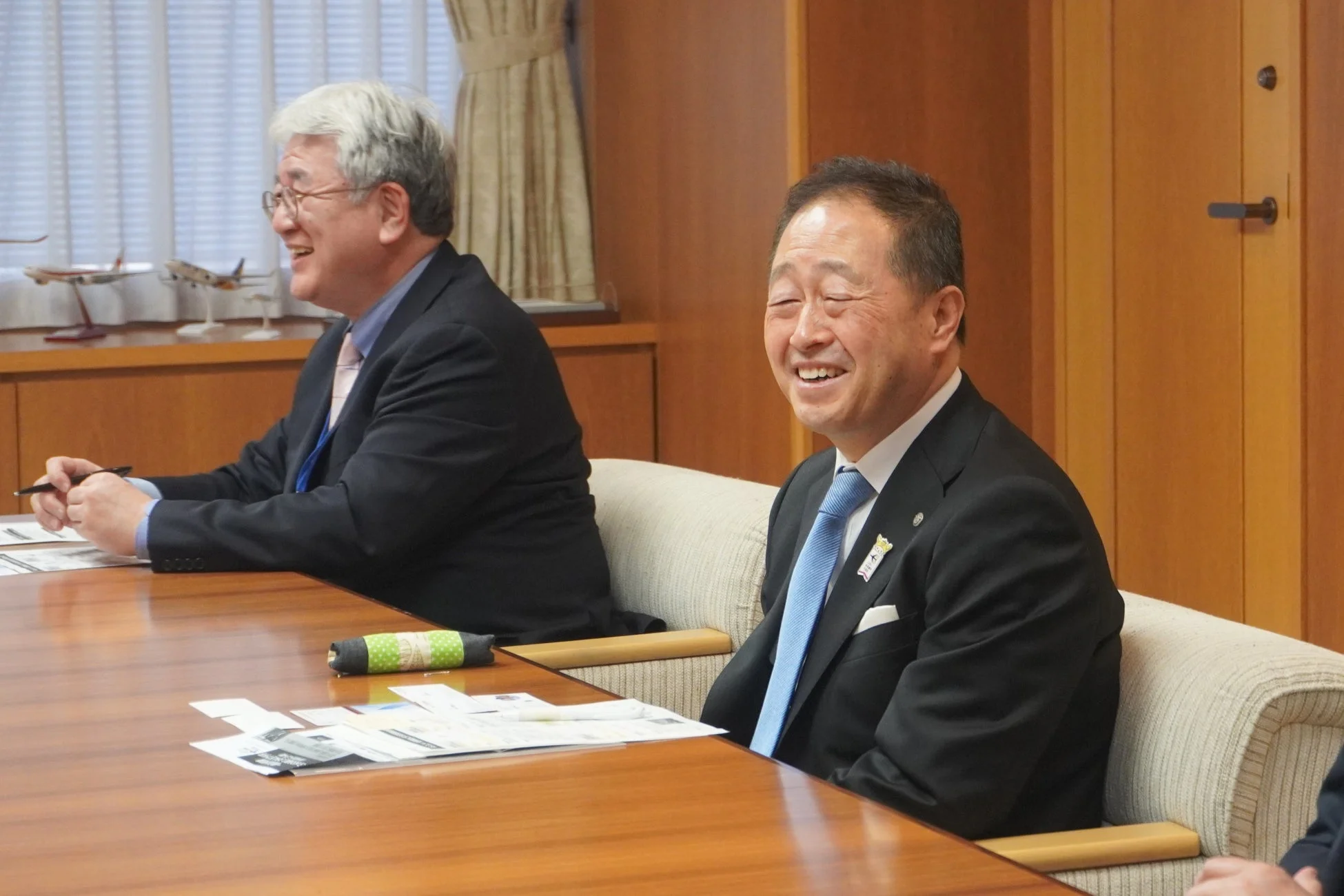 笑顔で談笑する男性たち