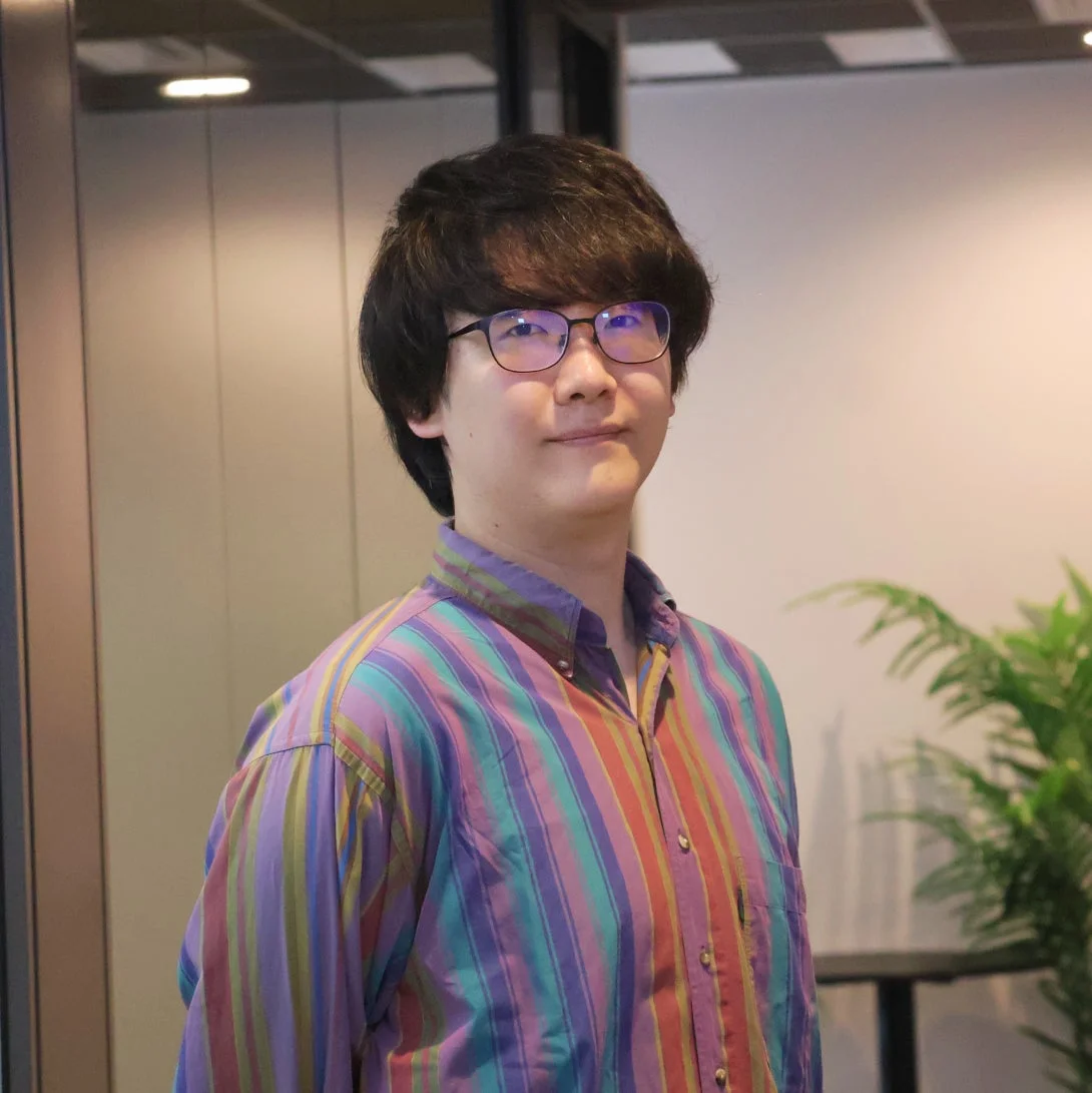 眼鏡をかけた保龍児氏