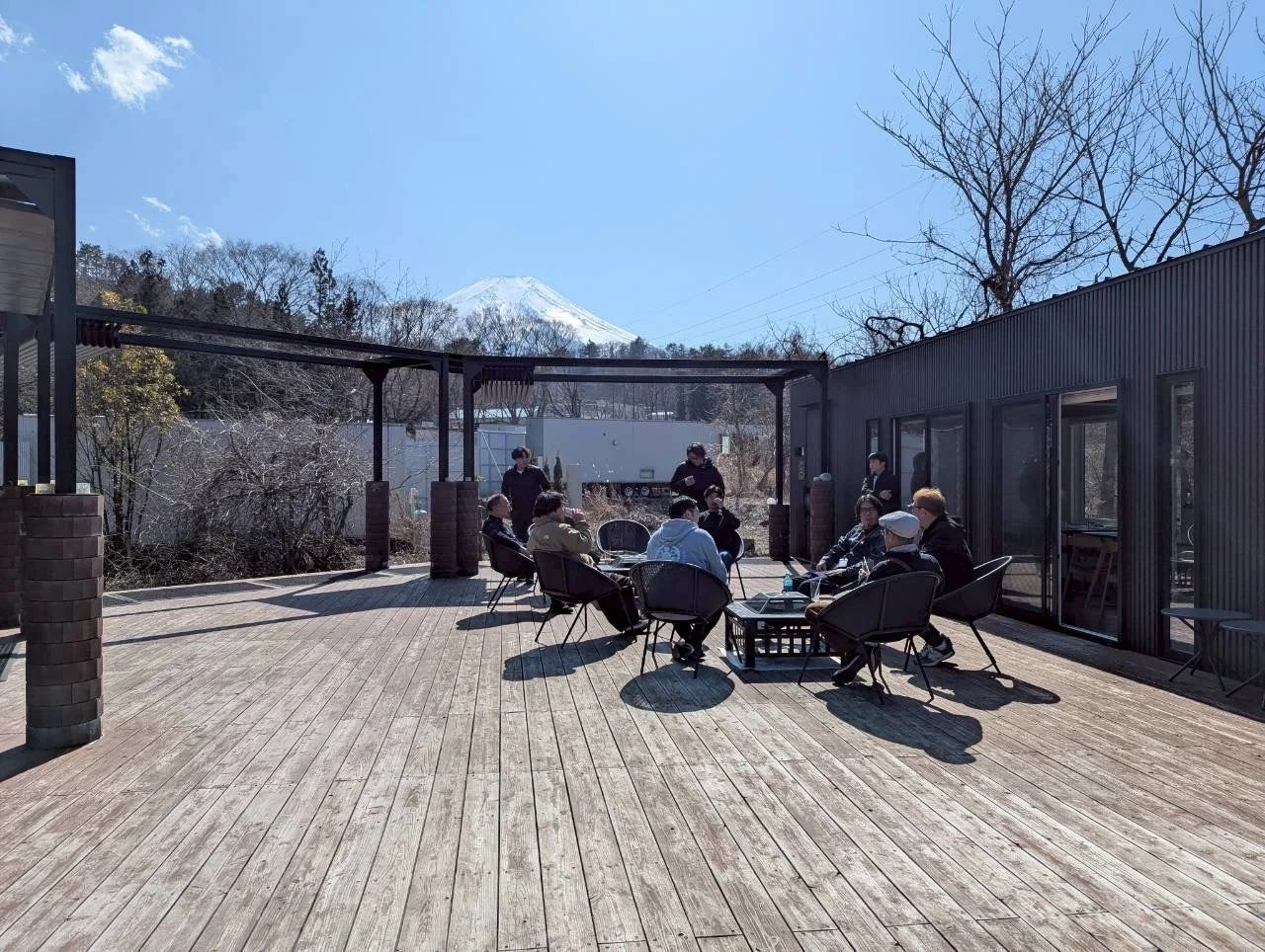 富士山を背景に談笑する人々