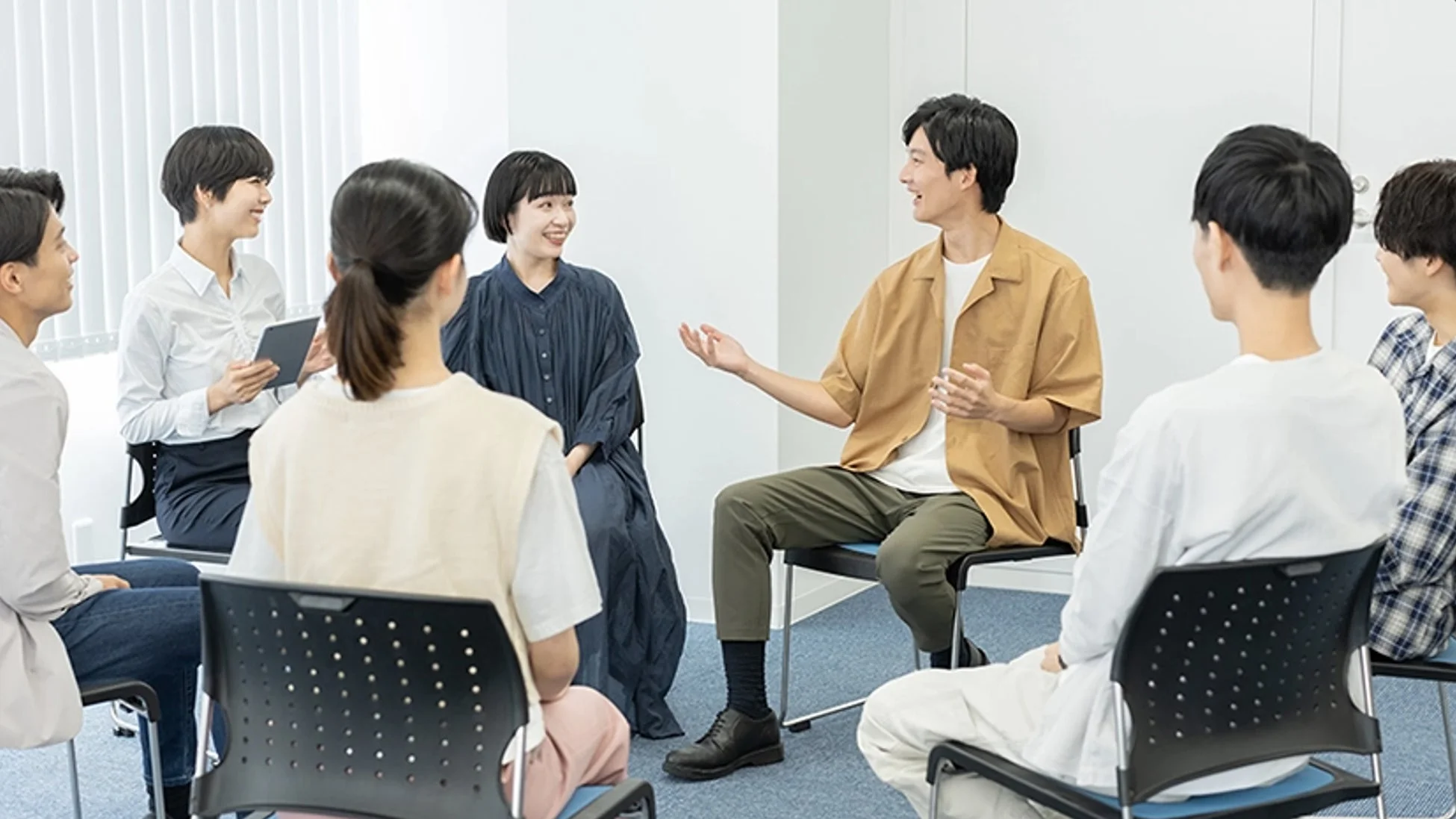 グループで話し合う学生たちの様子