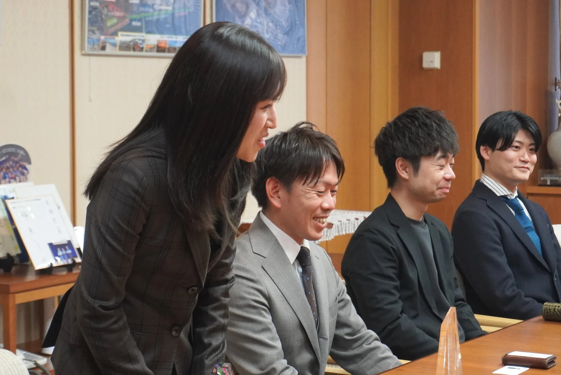 笑顔で話す女性