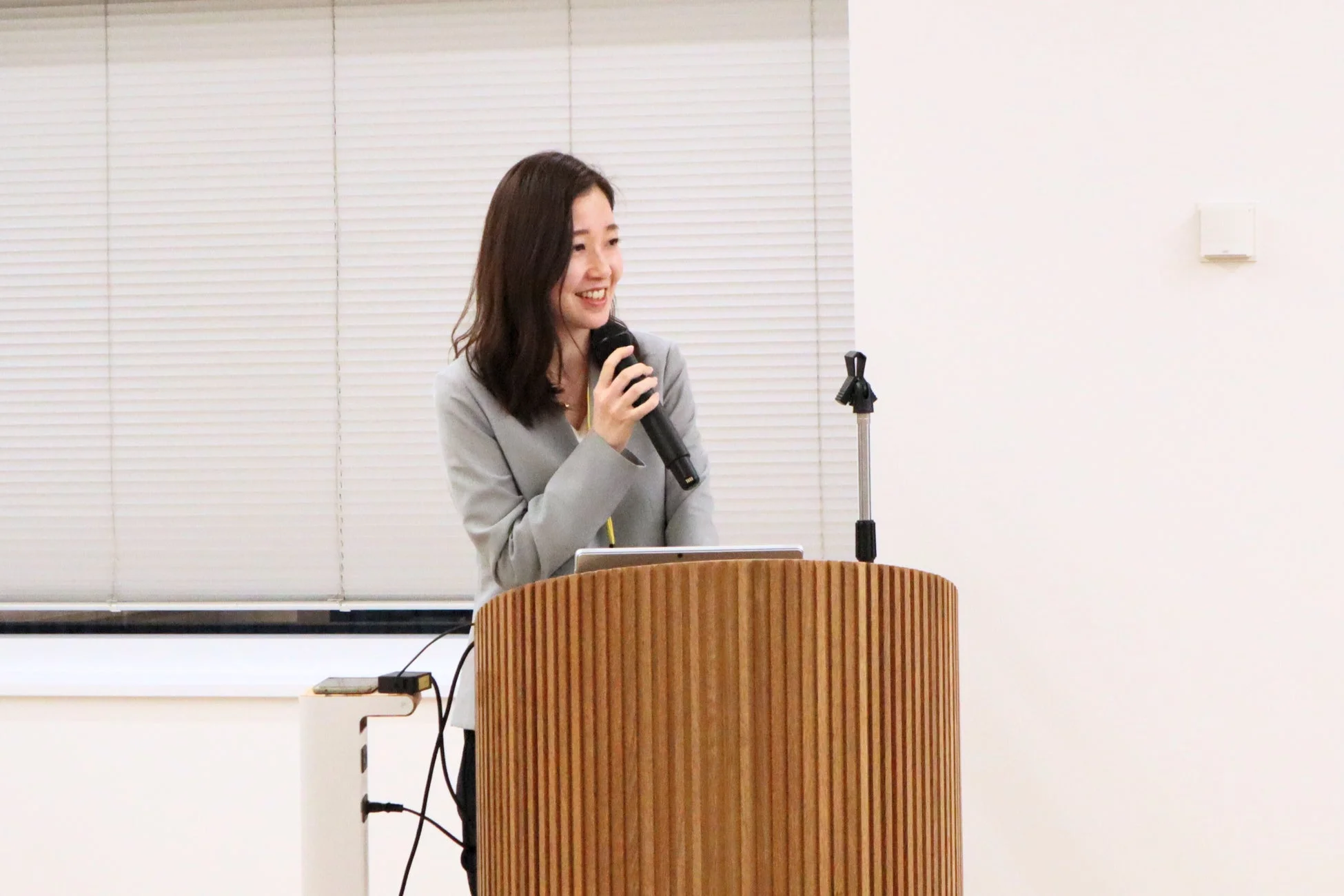 女性講師が話している