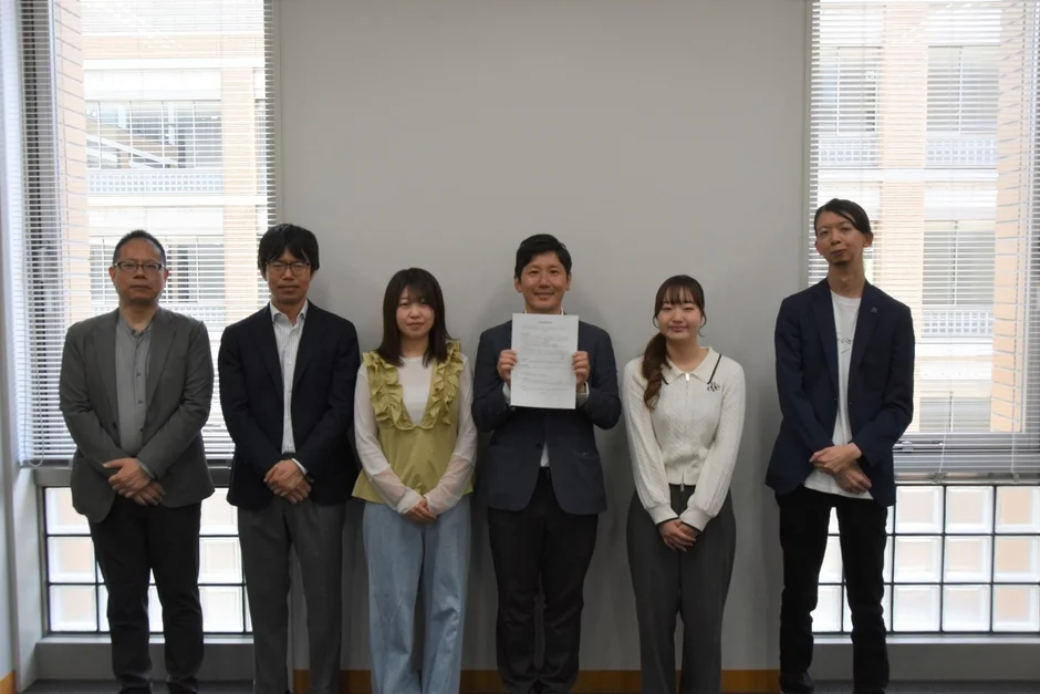 オフィスで談笑する男女