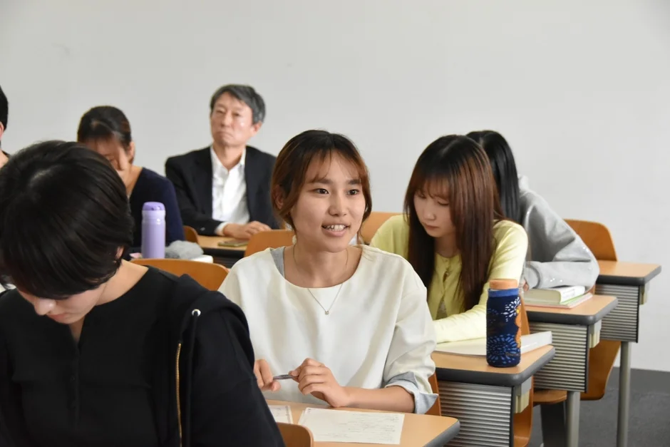 学生が質問している風景