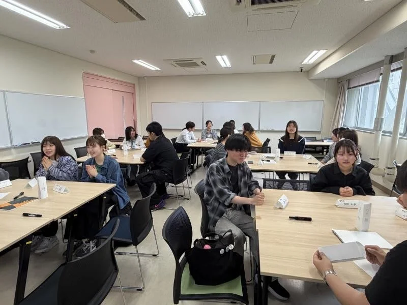 教室で活動する学生たちの様子