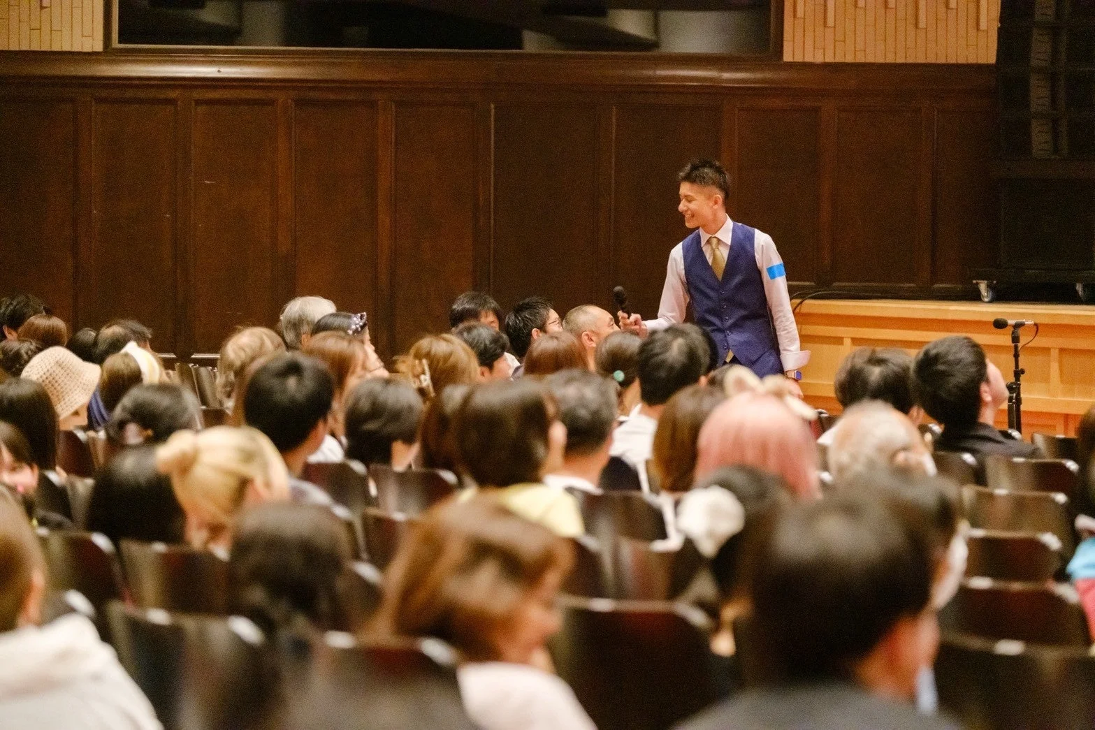 講演中の男性