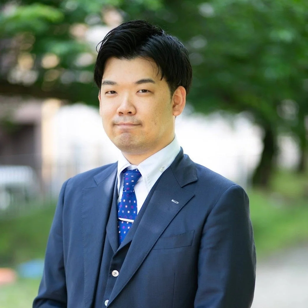 青いスーツとネクタイを着用した日本人男性のポートレート