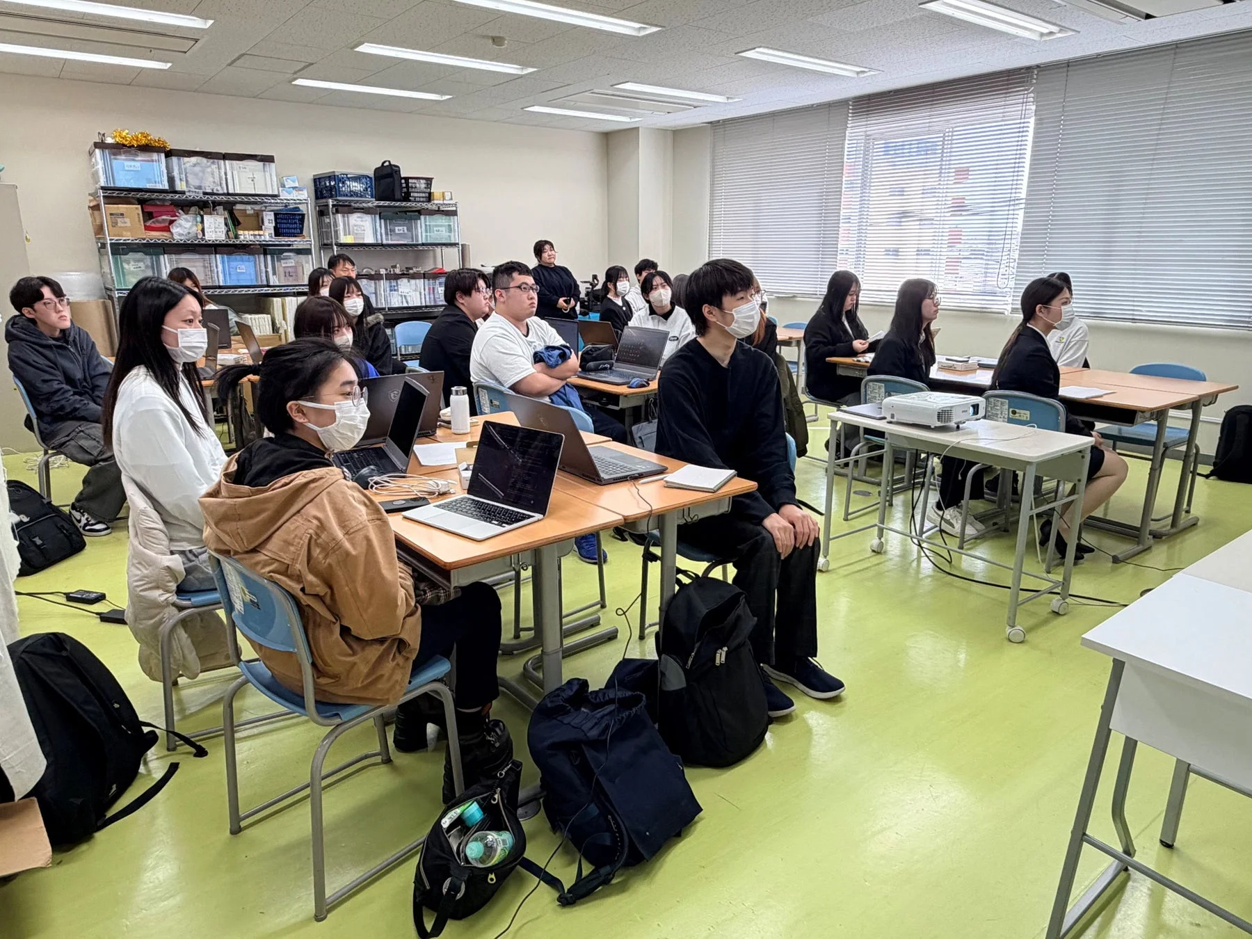 マスクをした学生がPCを使っている様子