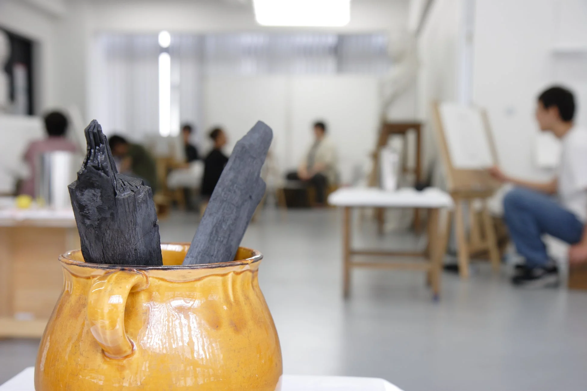 木炭と制作風景