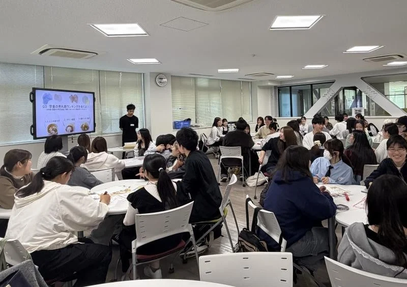 学生がグループワークを行う様子